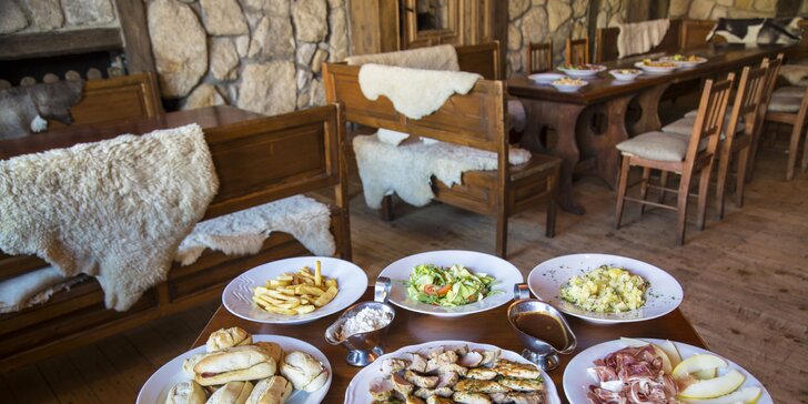 Plný stůl pro 4 nebo 6 osob: šunka, kuřecí steaky, panenka i zelenina