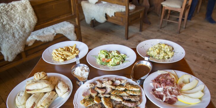 Plný stůl pro 4 nebo 6 osob: šunka, kuřecí steaky, panenka, přílohy i zelenina