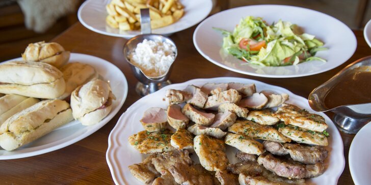 Plný stůl pro 4 nebo 6 osob: šunka, kuřecí steaky, panenka i zelenina