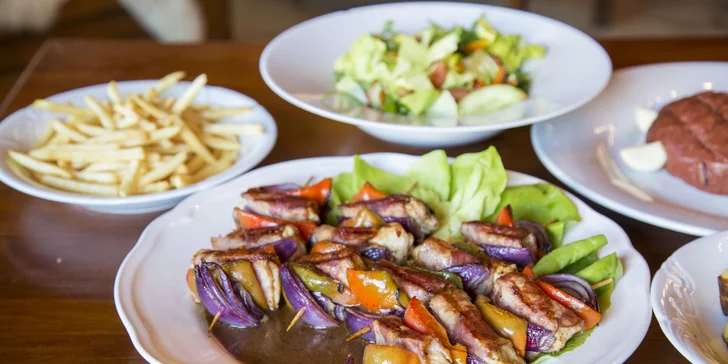 Gurmánské menu až pro 4 osoby: vepřové špízy, tatarák, přílohy i salát