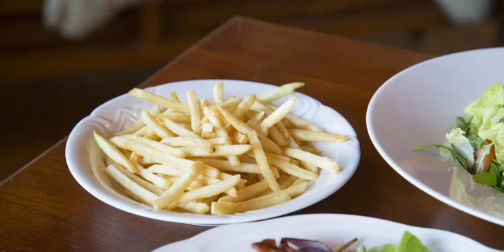 Gurmánské menu až pro 4 osoby: vepřové špízy, tatarák, přílohy i salát