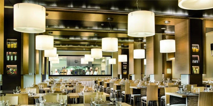 Do hotelové restaurace klidně zajděte i přes den nebo večer. 