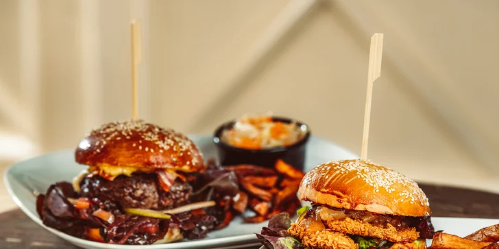 Objednat si můžete hovězí, kuřecí nebo vegetariánský burger v domácí housce.