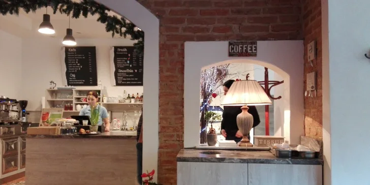 Káva a sladká tartaleta pro 2 osoby v klidné kavárně Kafe A