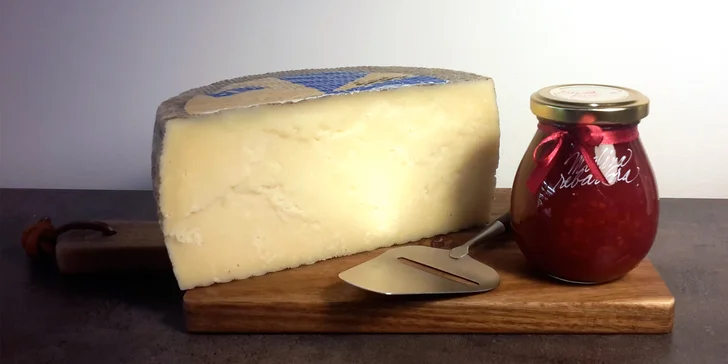 Sýr, který nemá jméno: zralý 2 či 10 měsíců, váha 200 či 400 g + kalíšek marmelády