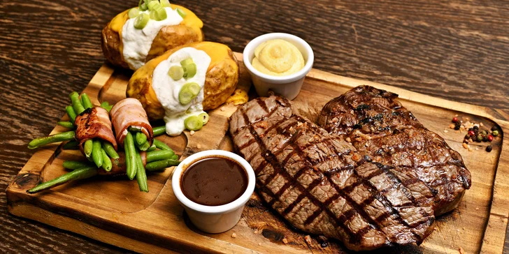 Ve dvou vás tu čeká steakové menu, ve kterém zazáří rib-eye steak a rump steak z býka Black Angus. 