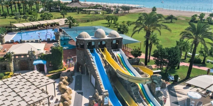 Malé i velké plavce potěší aquapark se skluzavkami.