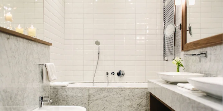 Samozřejmostí je moderně zařízená koupelna s vanou nebo sprchou a WC.