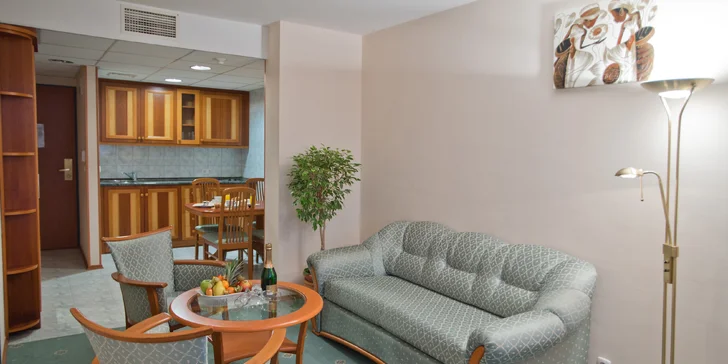 Pro větší osazenstvo jsou tu připravené apartmány s oddělenou ložnicí a obývací částí. U obou variant ubytování se těšte na balkon.