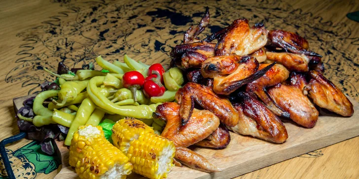 Excelentní párty začíná: 2 kg kuřecích křídel, 8 kukuřičných klasů a 8 topinek