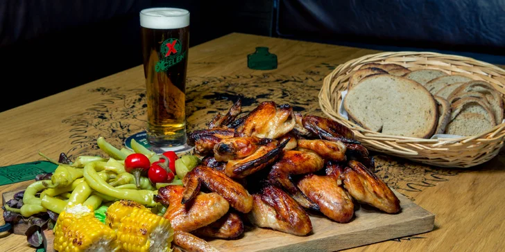 Excelentní párty začíná: 2 kg kuřecích křídel, 8 kukuřičných klasů a 8 topinek