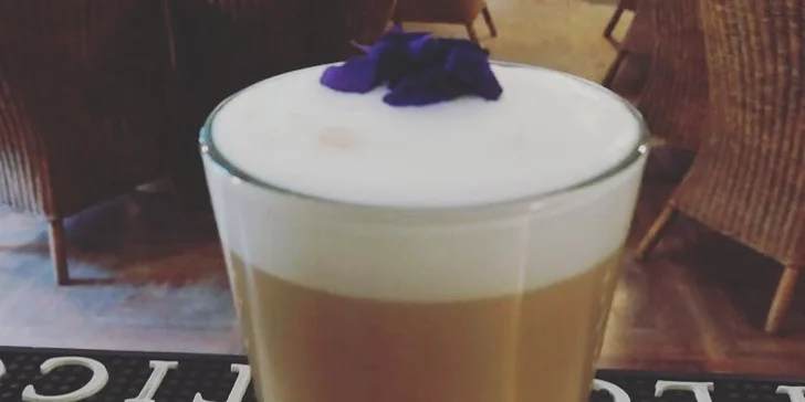 2 teplé nápoje na Vítkově nebo na Petříně: svařený džus nebo caffè latte