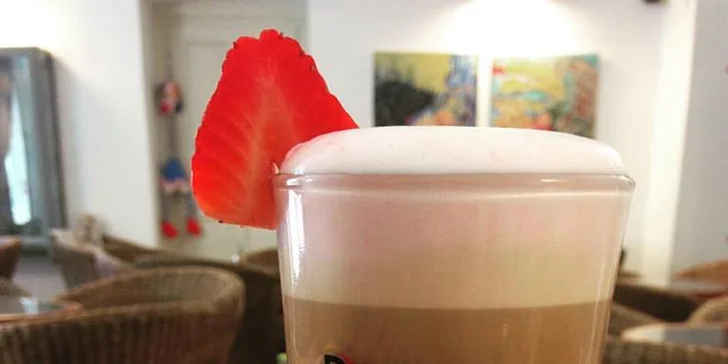 2 teplé nápoje na Vítkově nebo na Petříně: svařený džus nebo caffè latte
