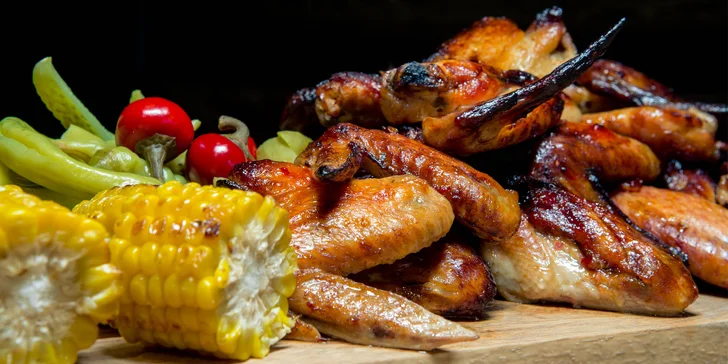 Excelentní párty začíná: 2 kg kuřecích křídel, 8 kukuřičných klasů a 8 topinek