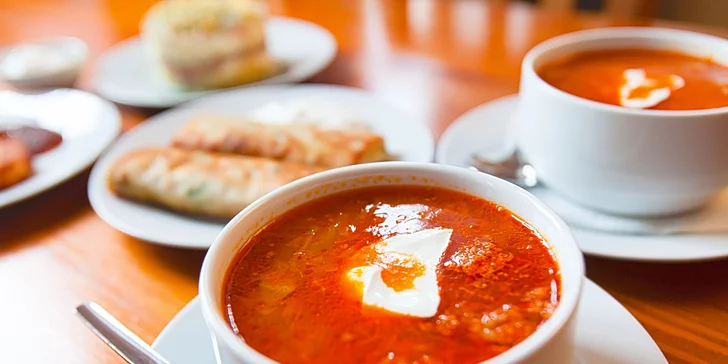 Ukrajinské menu pro 2: boršč, sladké syrniky, masové bliny a tuňákový salát