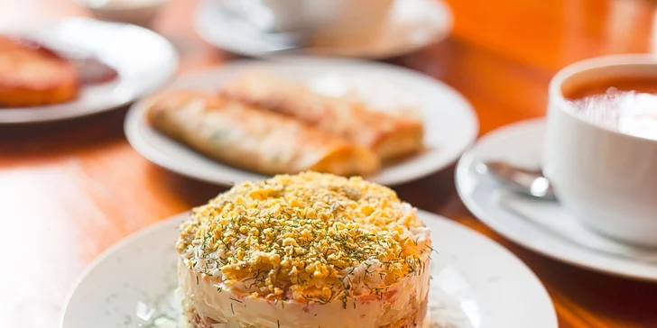 Ukrajinské menu pro 2: boršč, sladké syrniky, masové bliny a tuňákový salát