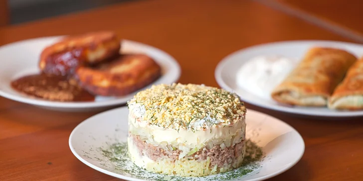 Ukrajinské menu pro 2: boršč, sladké syrniky, masové bliny a tuňákový salát