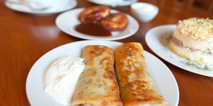 Ukrajinské menu pro 2: boršč, sladké syrniky, masové bliny a tuňákový salát
