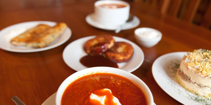 Ukrajinské menu pro 2: boršč, sladké syrniky, masové bliny a tuňákový salát