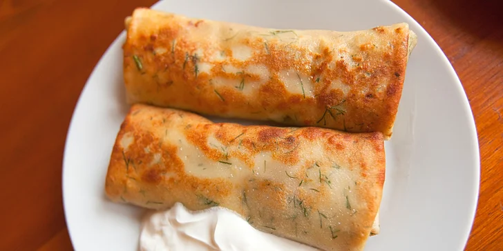 Ukrajinské menu pro 2: boršč, sladké syrniky, masové bliny a tuňákový salát