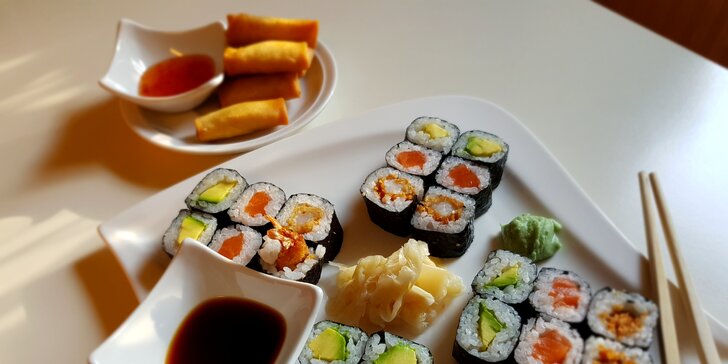 Asijský set s sebou: polévka, lososové sushi ve 2 verzích a minizávitky
