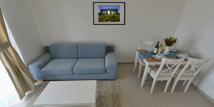 Součástí celého resortu je okrasná zahrada s dětským hřištěm, venkovním grilem a ohništěm. 