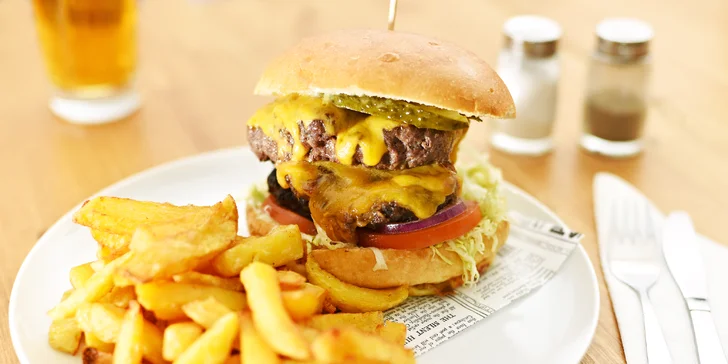 Hovězí, kuřecí či rybí hamburger s hranolky nebo salátem v OC Chodov