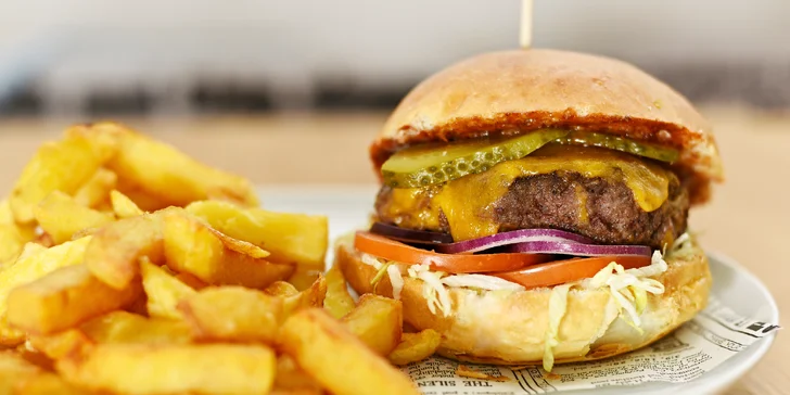 Hovězí, kuřecí či rybí hamburger s hranolky nebo salátem v OC Chodov