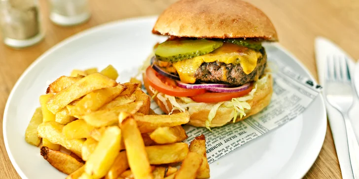 Hovězí, kuřecí či rybí hamburger s hranolky nebo salátem v OC Chodov