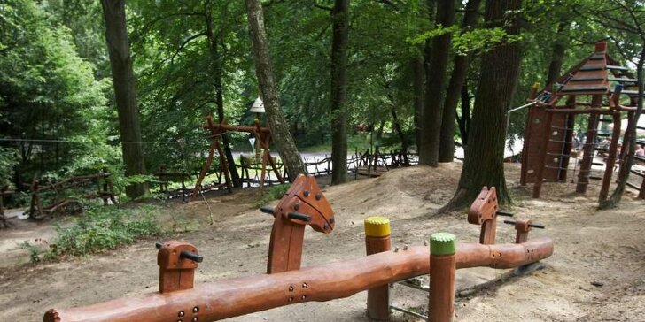 Lesní romantika pro rodiny či party ve srubových chatkách Bunč se snídaní a Jelínkovou lesní koupelí