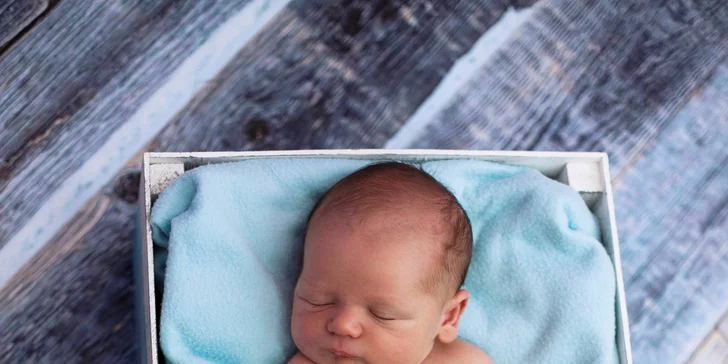 Profesionální novorozenecké (newborn) a těhotenské focení v ateliéru