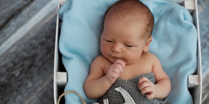 Profesionální novorozenecké (newborn) a těhotenské focení v ateliéru