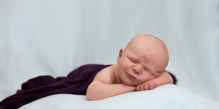 Profesionální novorozenecké (newborn) a těhotenské focení v ateliéru