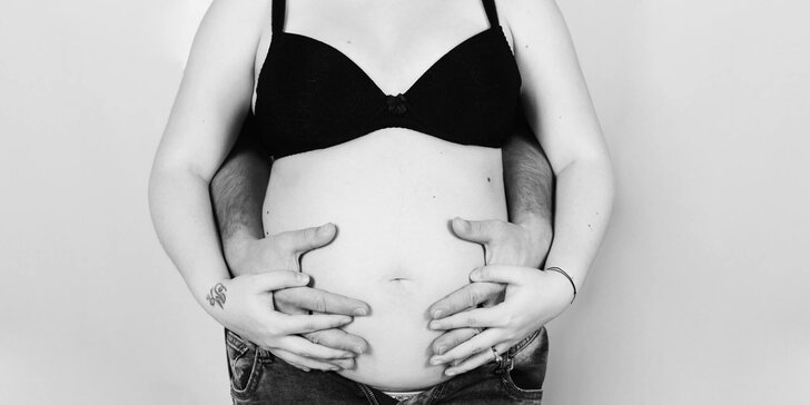 Profesionální těhotenské focení v ateliéru: 5 upravených fotografií v elektronické podobě