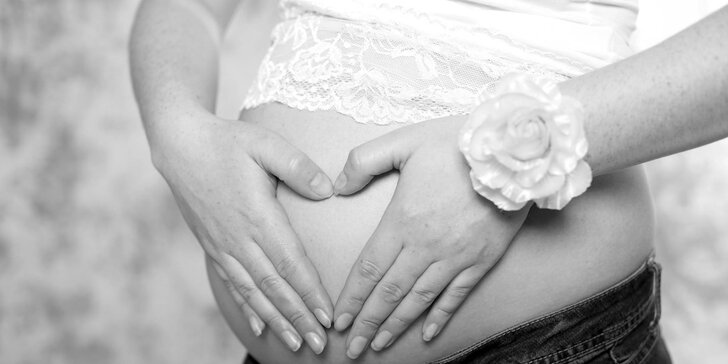 Profesionální novorozenecké (newborn) nebo těhotenské focení v ateliéru