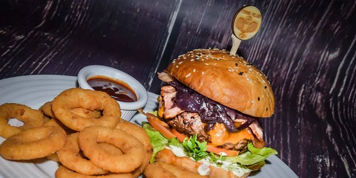 2 burgery v domácí žemli s masem ze 100% českého býčka z lokálních chovů