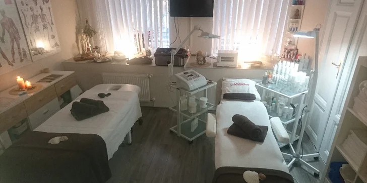 Reflexní masáž plosek nebo uvolňující masáž šíje, zádových svalů i zadní části nohou