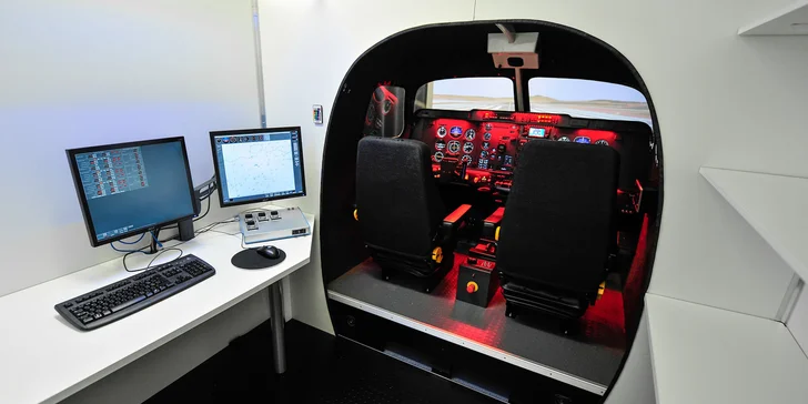 Moderní simulátor certifikovaný Úřadem pro Civilní Letectví slouží k výcviku budoucích profesionálních pilotů.