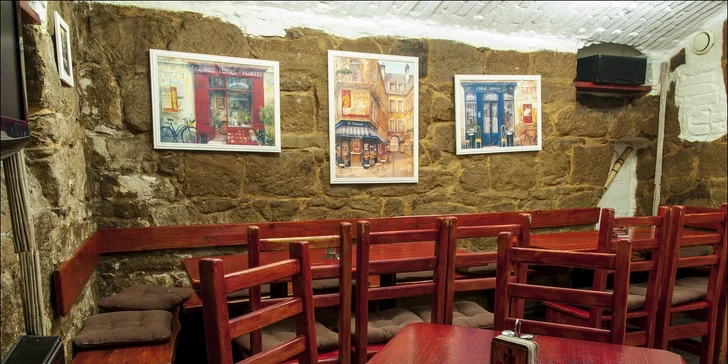 Palačinky se šlehačkou a káva: cappuccino, espresso, vídeňská nebo turecká