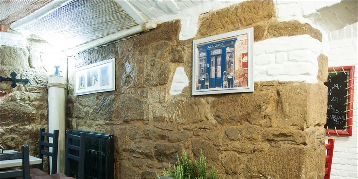 Palačinky se šlehačkou a káva: cappuccino, espresso, vídeňská nebo turecká