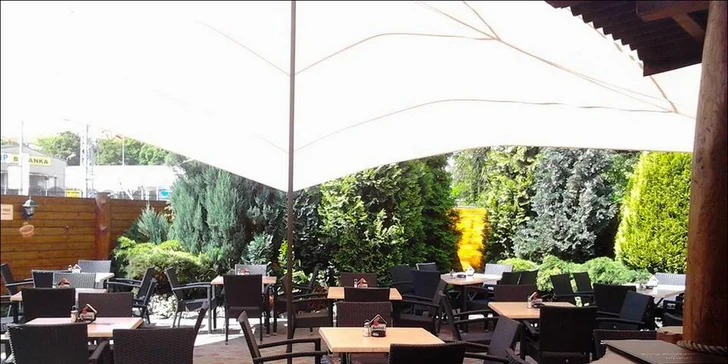 Palačinky se šlehačkou a káva: cappuccino, espresso, vídeňská nebo turecká