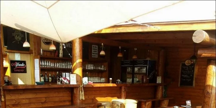 Palačinky se šlehačkou a káva: cappuccino, espresso, vídeňská nebo turecká