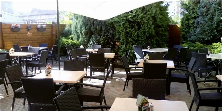 Palačinky se šlehačkou a káva: cappuccino, espresso, vídeňská nebo turecká