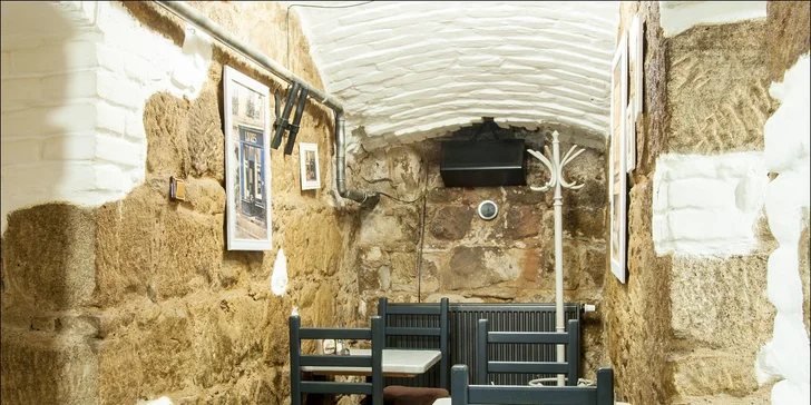 Palačinky se šlehačkou a káva: cappuccino, espresso, vídeňská nebo turecká