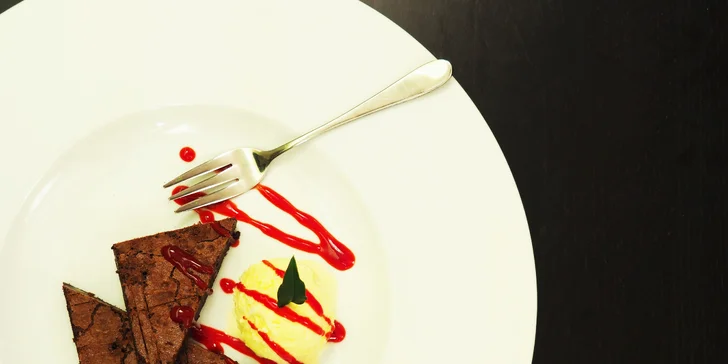 3chodové menu u jezírka: čerstvý losos, domácí těstoviny, brownies