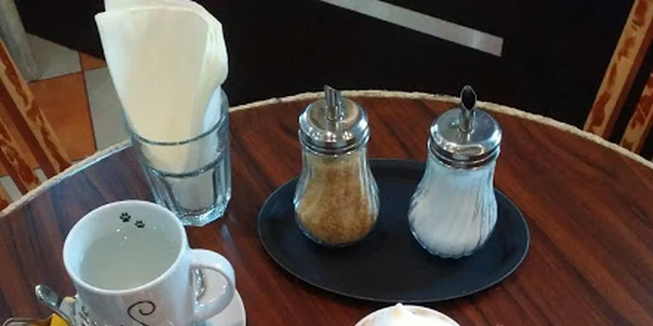 Toast a limonáda nebo káva a zákusek v kavárně plné koček - i pro 2