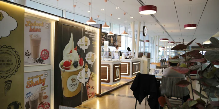 Medovník s mraženým jogurtem a karamelové Latte se šlehačkou v OC Harfa