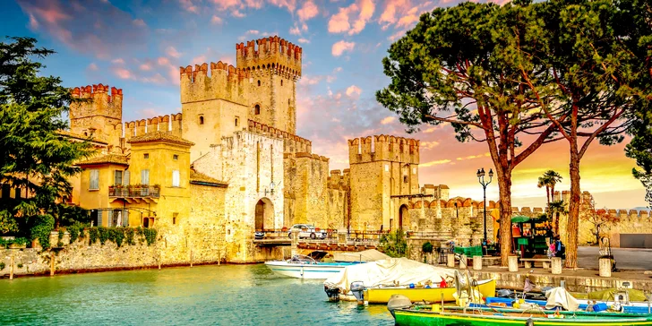 Historické mestečko Sirmione vás okúzli krásnym hradom a prístavom.