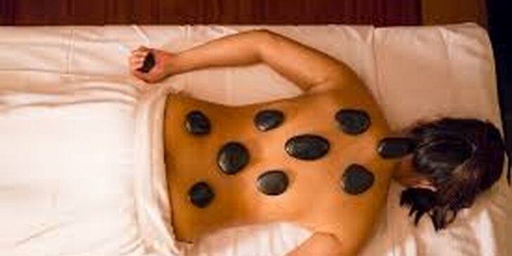 Hýčkající hodinová masáž podle výběru: čokoládová masáž se zábalem nebo lávové kameny