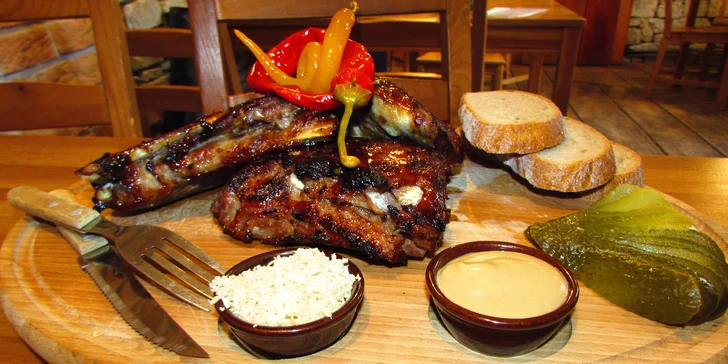 Masová hostina: 1 kg pečených vepřových nebo hovězích žeber a chleba